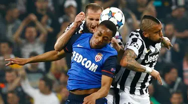 Duel panas terjadi di leg pertama perempat final Liga Champions antara Juventus dengan AS Monaco di Juventus Stadium, Italia, Rabu (15/4/2015). Juvenetus Menang 1-0 atas AS Monaco. (Reuters/Stefano Rellandini)