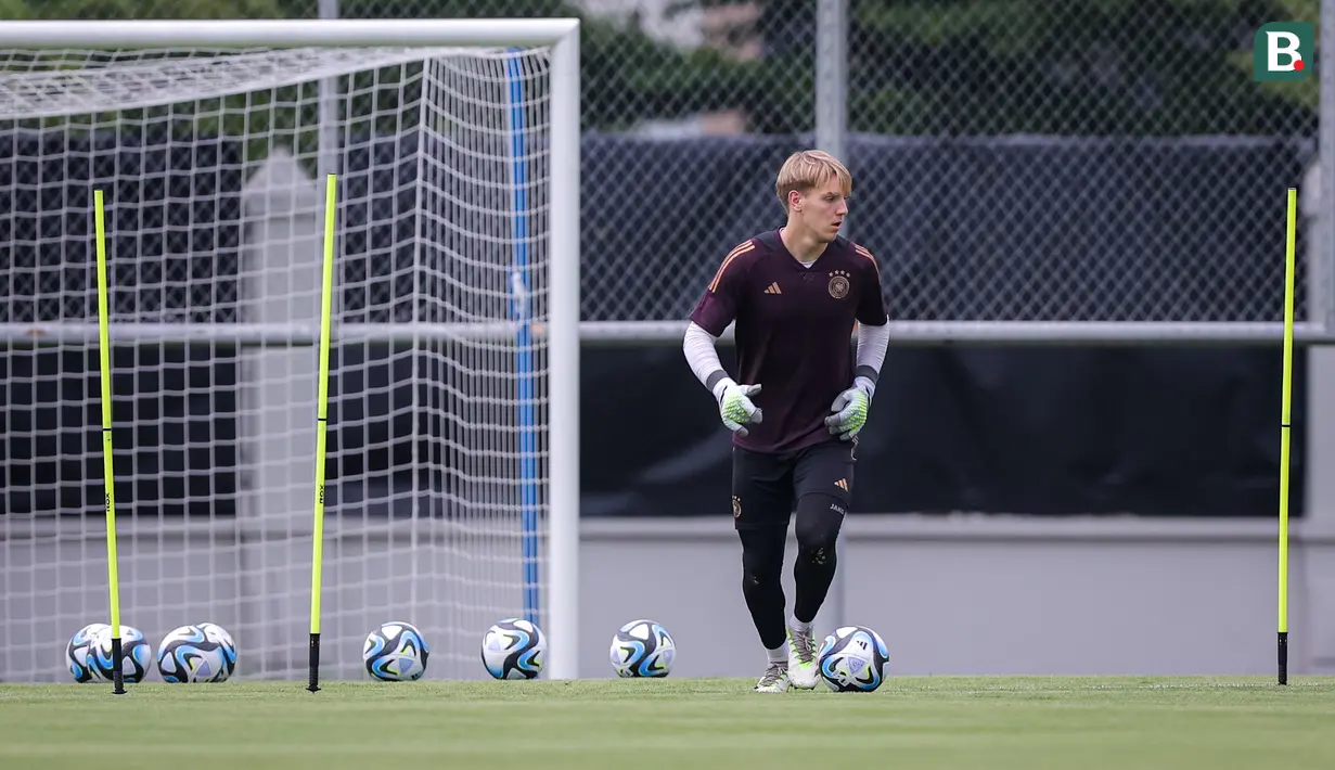 Kiper Timnas Jerman U-17, Max Schmitt (kanan) dan Louis Babatz melakukan latihan menjelang laga final Piala Dunia U-17 2023 di Lapangan Kota Barat, Solo, Kamis (30/11/2023). (Bola.com/Bagaskara Lazuardi)