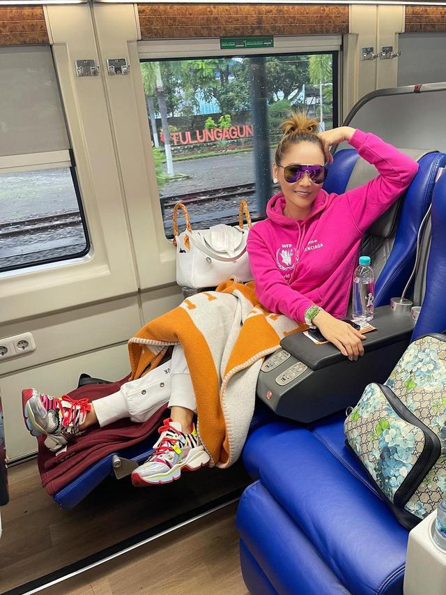 Inul Daratista naik kereta api ditemani selimut Hermes. (Foto: Dok. Instagram @inul.d)