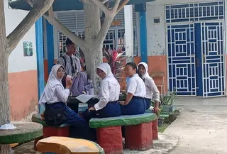 Siswa SMP Negeri 12 Batam berkumpul saat jam istirahat, program MBG sementara dihentikan. (Liputan6.com/Ajang Nurdin)