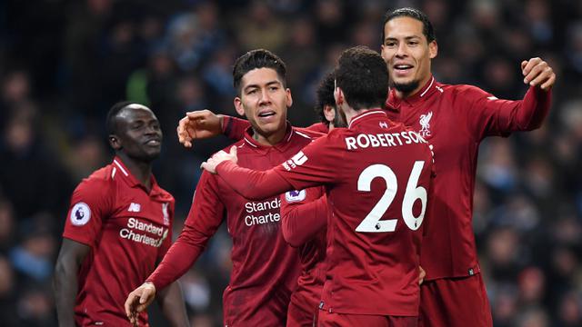 Para pemain Liverpool merayakan gol yang dicetak Roberto Firmino ke gawang Manchester City pada laga Premier League di Stadion Etihad, Manchester, Kamis (4/1). City menang 2-1 atas Liverpool. (AFP/Paul Ellis)