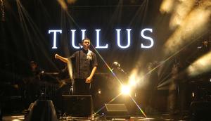 Tulus menutup panggung KLBB 2025 di hari pertama/copyright kapanlagi/adrian putra