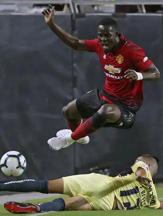 Eric Bailly (atas) menghindari adangan pemain Club America, Luis Reyes (bawah) pada laga uji coba di University of Phoenix Stadium, Glendale, Arizona, (19/7/2018). MU bermain imbang 1-1. (AP/Ralph Freso)