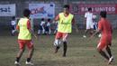 Pemain Persija, Delton Stevano yang sedang latihan jelang laga Piala Presiden melawan Persita harus berbagi lapangan dengan anak-anak SD yang sedang berolahraga di Lapangan Trisakti, Bali, Rabu (2/9/2015). (Bola.com/Vitalis Yogi Trisna) 