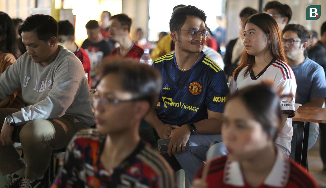 Komunitas IndoManUtd Regional Jakarta saat menyaksikan pertandingan Premier League 2023/2024 antara West Ham United kontra Manchester United dalam acara Roaring Night edisi perdana di Pitch 98, Kemang, Jakarta, Sabtu (23/12/2023). (Bola.com/Bagaskara Lazuardi)