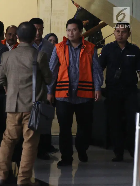 Bupati Cianjur Irvan Rivano Muchtar usai menjalani pemeriksaan KPK, Jakarta, Kamis (13/12). Irvan ditangkap terkait Pemotongan Dana Alokasi (DAK) yang akan digunakan 140 SMP di Cianjur untuk membangun fasilitas sekolah. (Liputan6.com/Herman Zakharia)