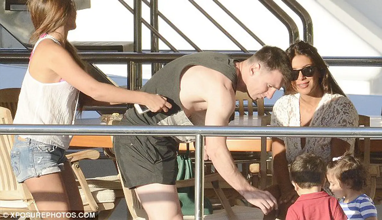 Messi tak lupa memamerkan kebahagiaan bersama keluarga kecilnya saat liburan. Dia mengunggah beberap foto bersama sang putra Thiago dan tentunya kekasih Antonella Roccuzzo (Dailymail)