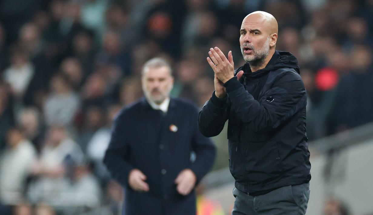Pelatih Manchester City, Pep Guardiola, memberikan semangat kepada anak asuhnya saat melawan Tottenham Hotspur dengan skor 1-2 pada laga Carabao Cup. (AP Photo/Ian Walton)