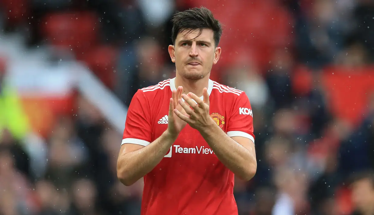 Harry Maguire. Kapten Manchester United ini hanya sekali absen dalam 11 laga Setan Merah di Liga Inggris musim ini. Ia selalu menjadi starter dalam kesepuluh laga tersebut. Dengan terus membuat blunder, sudah saatnya ia dicadangkan atau mengalihkan ban kapten tim. (AFP/Lindsey Parnaby)