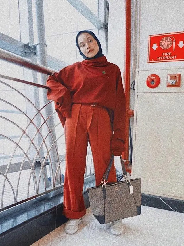 10 Inspirasi Padu Padan Hijab dengan Sweater Merah dari Irish Bella hingga Olla Ramlan