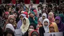 Ratusan TKI menggelar doa bersama untuk dua WNI yang tewas dibunuh di Hong Kong, Minggu (9/11/2014). (AFP PHOTO/Philippe Lopez)