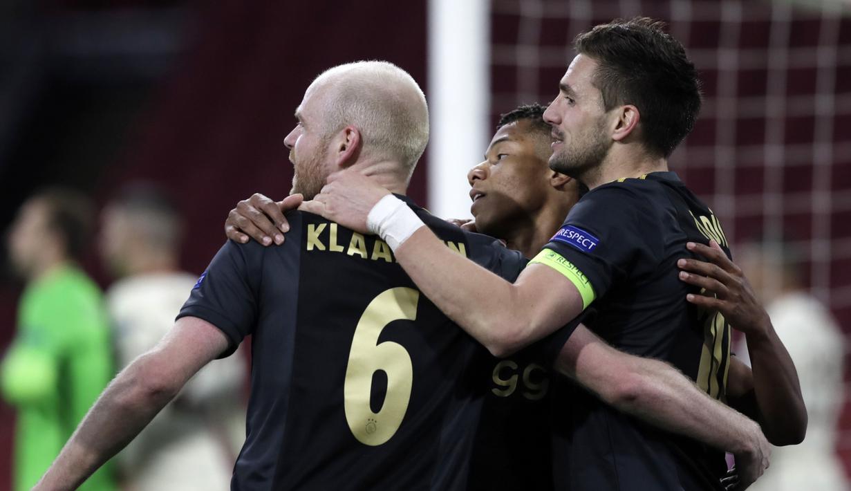 Gelandang Ajax Amsterdam, Davy Klaassen (kiri) bersama rekan setim merayakan gol yang dicetaknya ke gawang AS Roma dalam laga leg pertama perempatfinal Liga Europa 2020/2021 di Johan Cruijff Arena, Amsterdam, Kamis (8/4/2021). Ajax kalah 1-2 dari AS Roma. (AP/Peter Dejong)