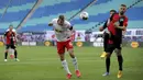 Pemain RB Leipzig, Lukas Klostermann, mencetak gol ke gawang Hertha Berlin pada laga  Bundesliga di Red Bull Arena, Rabu (27/5/2020). Kedua tim bermain imbang 2-2. (AP/Alexander Hassenstein)