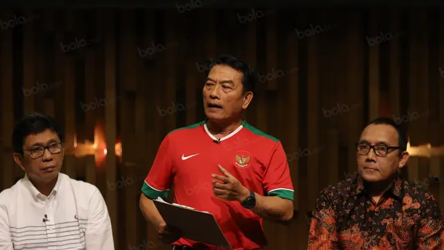 Eddy Rumpoko (kiri) dan Moeldoko (tengah), yakin bisa membawa perubahan di PSSI jika terpilih sebagai ketua umum nanti. (Bola.com/Nicklas Hanoatubun)