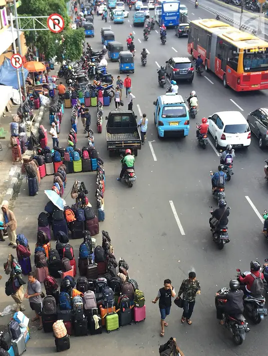 PKL memadati trotoar serta bahu jalan di kawasan Pasar Senen, Jakarta, Kamis (7/2). Selain mengganggu pejalan kaki, kondisi tersebut juga menghambat arus lalu lintas. (Liputan6.com/Immanuel Antonius)