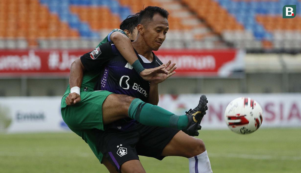 Striker Persik Kediri, Antoni Putro Nugroho (kanan) dijaga ketat bek PS Sleman, Mohammad Bagus Nirwanto dalam laga matchday ke-3 Grup C Piala Menpora 2021 di Stadion Si Jalak Harupat, Bandung, Kamis (1/4/2021). Persik Kediri kalah 0-1 dari PS Sleman. (Bola.com/Ikhwan Yanuar)