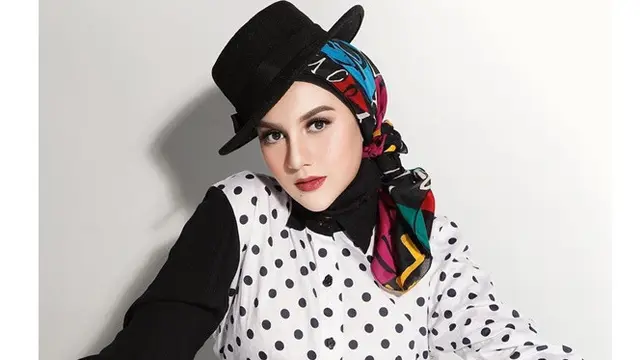 5 Gaya Pemotretan Irish Bella Bertema 'Positive Smile', Memesona Banget