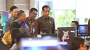 Presiden Joko Widodo didampingi Menko Perekonomian Darmin Nasution dan Kepala BKPM Thomas Lembong meninjau layanan konsultasi Online Single Submission (OSS) BKPM di PTSP BKPM, Jakarta, Senin (14/1). (Liputan6.com/Angga Yuniar)