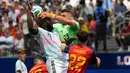 Kiper Spanyol Unai Simon berebut bola dengan pemain Belgia Romelu Lukaku saat mereka melompat untuk merebut bola dalam pertandingan perempat final Piala Dunia antara Spanyol dan Belgia di Inglewood, California, dekat Los Angeles, Jumat, 10 Juli 2026. (AP Photo/Andre Penner)