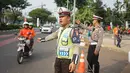Petugas kepolisian mengatur arus lalu lintas kendaraan di sekitar SUGBK Senayan, Jakarta, Rabu (10/7/2019). Banyaknya kendaraan suporter Persija yang ingin menonton pertandingan membuat sejumlah arus lalu lintas dialihkan untuk mengurai kemacetan. (Liputan6.com/Immanuel Antonius)
