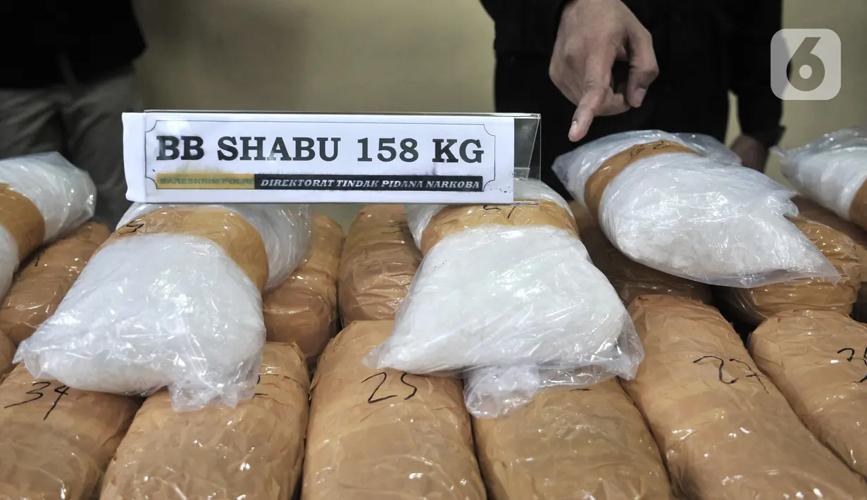 Petugas memperlihatkan barang bukti dalam rilis pengungkapan sindikat narkoba jaringan internasional di Rumah Sakit Polri, Jakarta, Senin (2/12/2019). Dittipid Narkoba Bareskrim Polri mengamankan barang bukti berupa sabu seberat 158 kilogram. (merdeka.com/Iqbal  Nugroho)