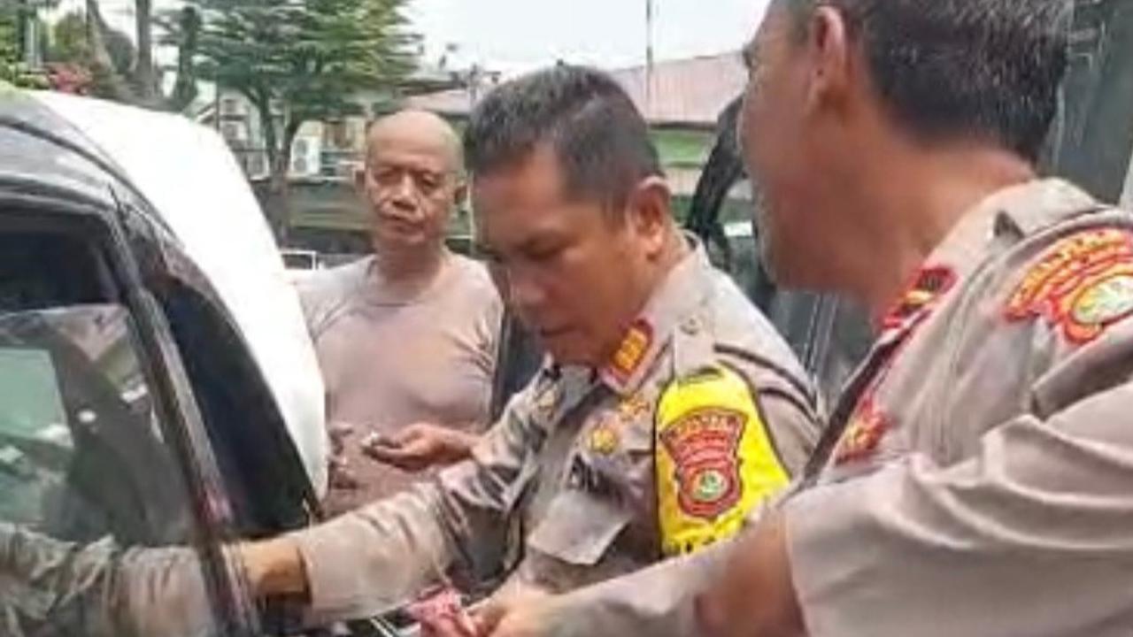 Cerita Polisi Patungan Beli Bensin untuk Pasutri Terlunta-lunta karena Ongkos Habis