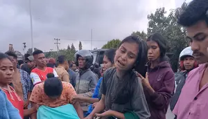 Warga Geruduk Mapolres Sumba Barat, Bawa Jenazah dan Bakar Mobil Dinas