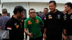 Calon Gubernur, Agus Harimurti Yudhoyono bersama rombongannya tiba di Pasar Tanah Abang, Jakarta, Kamis (1/12). Agus berjanji bila terpilih akan memikirkan solusinya dan meningkatkan fasilitas yang kurang di tanah abang. (Liputan6.com/Johan Tallo)