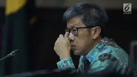 Mantan Dirut PT Quadra Solutions, Anang Sugiana Sudihardjo menyimak keterangan saksi pada sidang lanjutan dugaan korupsi pengadaan E-KTP di Pengadlian Tipikor, Jakarta, Senin (21/5). Sidang mendengar keterangan saksi. (Liputan6.com/Helmi Fithriansyah)