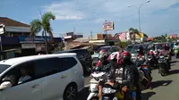 Arus balik mulai mendominasi jalan Pantura Cirebon. (Liputan6.com/Panji Prayitno)