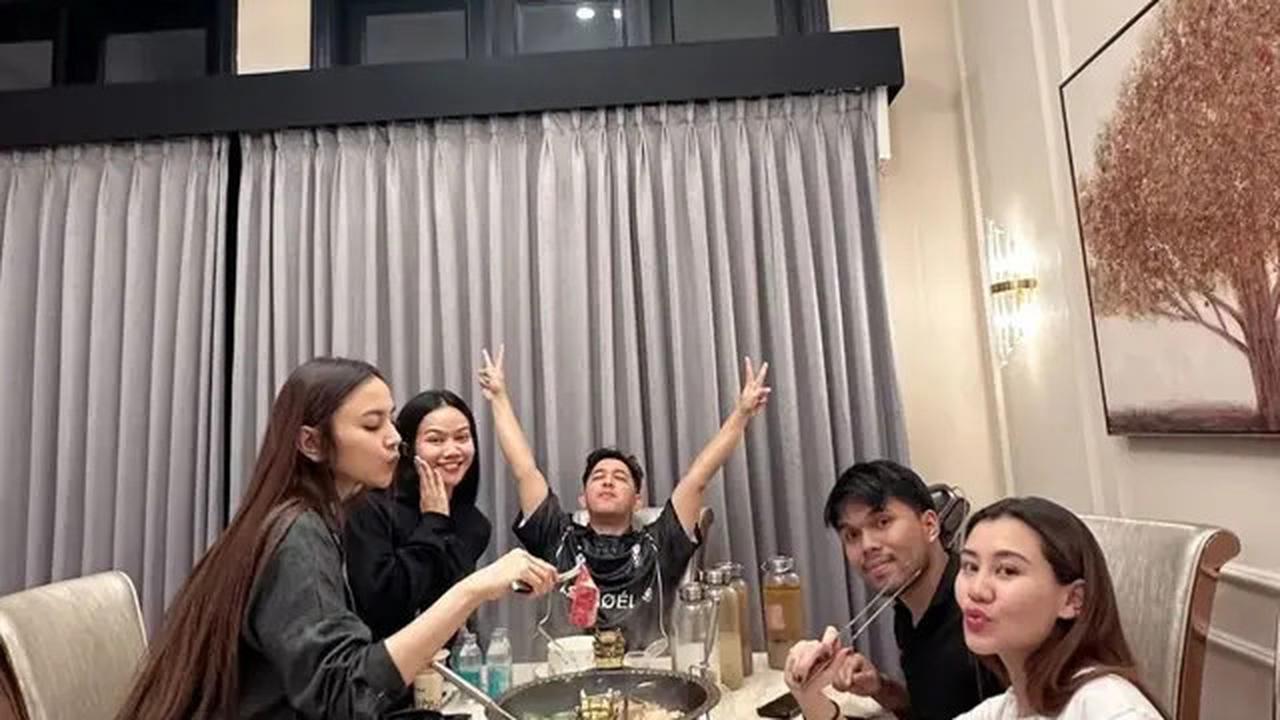 7 Potret Yura Yunita dan Aaliyah Rayakan Kehamilan Mahalini, Renang Malam Hari