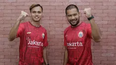 Pemain Persija Jakarta, Andritany Ardhiyasa dan Rezaldi Hehanussa berpose di Kantor KLY, Gondangdia, Jumat (26/6/2020). Andritany berhasil menjadi juara BOLA Esports Challenge setelah mengalahkan Rizky Darmawan dengan skor 8-0. (Bola.com/M Iqbal Ichsan)