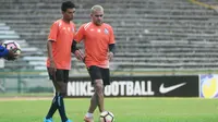 Dedik Setiawan dan Cristian Gonzales, dua striker beda generasi yang diandalkan Arema FC. (Bola.com/Iwan Setiawan)