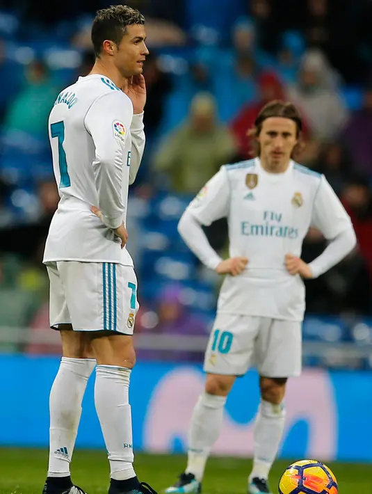 Penyerang Real Madrid Cristiano Ronaldo bersiap membagi bola kepada rekannya Luka Modrid saat melawan Villarreal dalam pertandingan Liga Spanyol di stadion Santiago Bernabeu di Madrid, Spanyol (13/1). (AP Photo/Paul White)