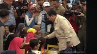 Prabowo Temui Pengungsi Korban Banjir di Agam Sumbar dan Cek Pembangunan Hunian Sementara