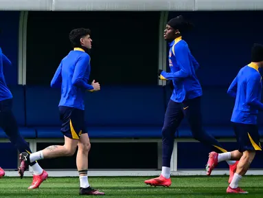 Pemain Inter Milan, Marcus Thuram bersama Alessandro Bastoni dan Yann Bisseck (kiri ke kanan) menghadiri sesi latihan jelang leg kedua babak 16 besar Liga Champions 2024/2025 melawan Feyenoord di pusat latihan Appiano Gentile, dekat Milan, Italia pada tanggal 10 Maret 2025. (Piero CRUCIATTI/AFP)