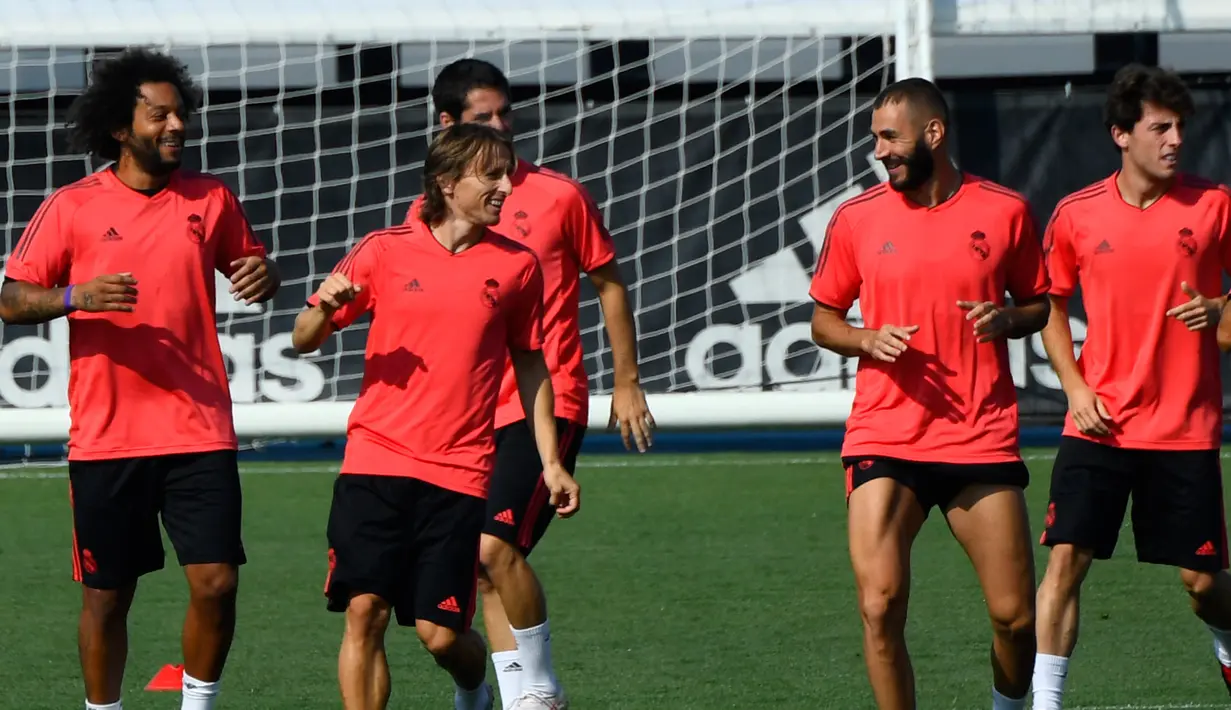 Pemain Real Madrid, Marcelo, Luka Modric, Karim Benzema, dan Alvaro Odriozola saat berlatih di Madrid, Spanyol, Selasa (18/9). Los Blancos akan mempertahanan mahkota Eropa melawan AS Roma pada laga pembuka Grup G Liga Champions. (GABRIEL BOUYS/AFP)