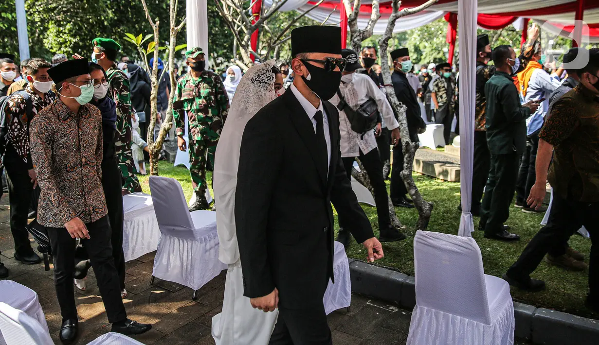 Ketua Umum Partai Demokrat Agus Harimurti Yudhoyono (AHY) saat menghadiri pemakaman mantan KSAD Jenderal TNI (Purn) Pramono Edhie Wibowo di TMP Kalibata, Jakarta, Minggu (14/6/2020). (Liputan6.com/Faizal Fanani)