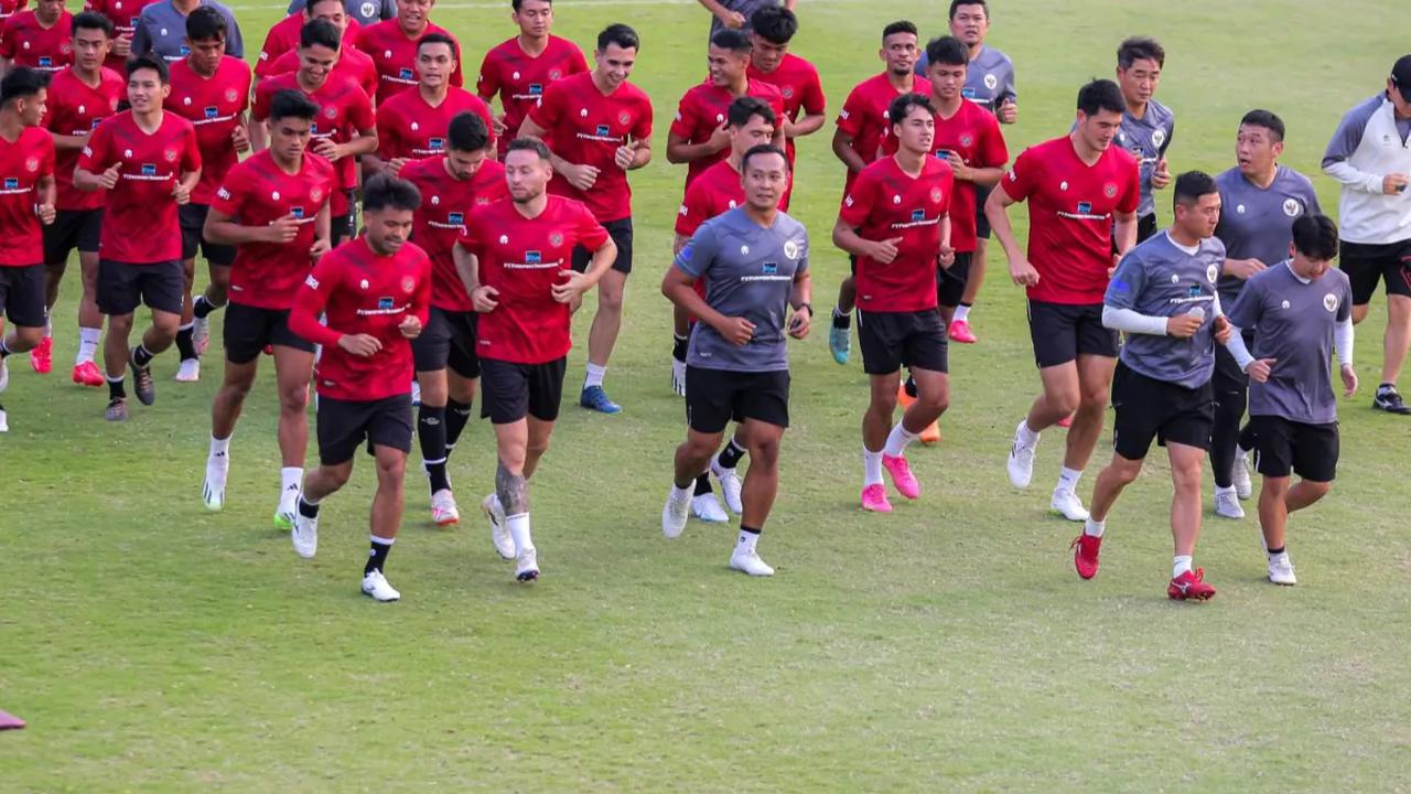 Sejumlah pemain dan pelatih Timnas Indonesia melakukan pemanasan saat latihan menjelang laga leg pertama Kualifikasi Piala Dunia 2026 zona Asia melawan Brunei Darussalam di Lapangan A Kompleks Stadion Utama Gelora Bung Karno (SUGBK), Senayan, Jakarta, Sen