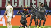 Pemain AC Milan merayakan gol yang dicetak oleh Rafael Leao ke gawang Red Star Belgrade pada laga Liga Champions 2024/2025 di San Siro, Milan, Italia, Kamis (12/12/2024) WIB. (AP Photo/Antonio Calanni)