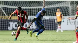 Michael Essien (kanan) berebut bola dengan pemain Persipura, M Tahir pada lanjutan Liga 1 2017 di Stadion GBLA, Bandung, Minggu (7/5/2017). Persib menang 1-0. (Bola.com/Nicklas Hanoatubun)