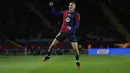 Pemain Barcelona, Fermin Lopez melakukan selebrasi setelah mencetak gol ke gawang Valencia pada laga lanjutan Liga Spanyol 2024/2025 di Estadi Olimpic Lluis Companys, Barcelona, Spanyol, Senin (27/01/2025) dini hari WIB. (AP Photo/Joan Monfort)