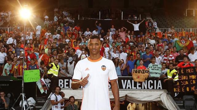 Luis Nani diperkenalkan Valencia usai mengantarkan Portugal menjadi juara Piala Eropa 2016, ia menarikan capoeira saat diperkenalkan.