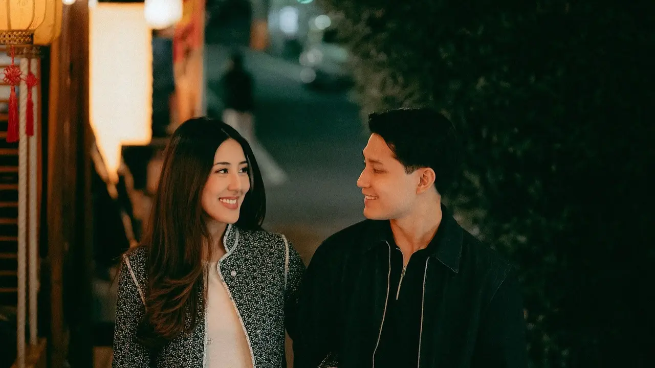 Gaya Serasi Teuku Rassya dan Calon Istri Saat Lamaran Romantis di Jepang, Layering Monokrom Jadi Kunci Tampil Elegan