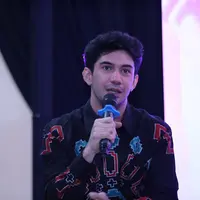 Reza Rahadian hadir saat peluncuran perangko Habibie Ainun di CoHive Filateli, Jakarta Pusat, Jumat(20/12/2019) malam. (Daniel Kampua/Fimela.com)