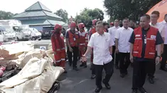 Ketua Palang Merah Indonesia (PMI), Jusuf Kalla saat meninjau gudang logistik PMI di Pangkalan Udara (Lanud) Halim Perdanakusuma, Jakarta, Senin (1/12/2025). Jusuf Kalla menegaskan pentingnya percepatan distribusi bantuan di wilayah terdampak bencana Aceh, Sumatera Utara dan Sumatera Barat guna mencegah terjadinya penjarahan. (ADE/Staff Media JK)