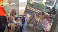Viral video di media sosial yang menunjukkan seorang ibu sedang menenangkan anaknya yang menangis di dalam KRL. (Instagram @wdbrylian)