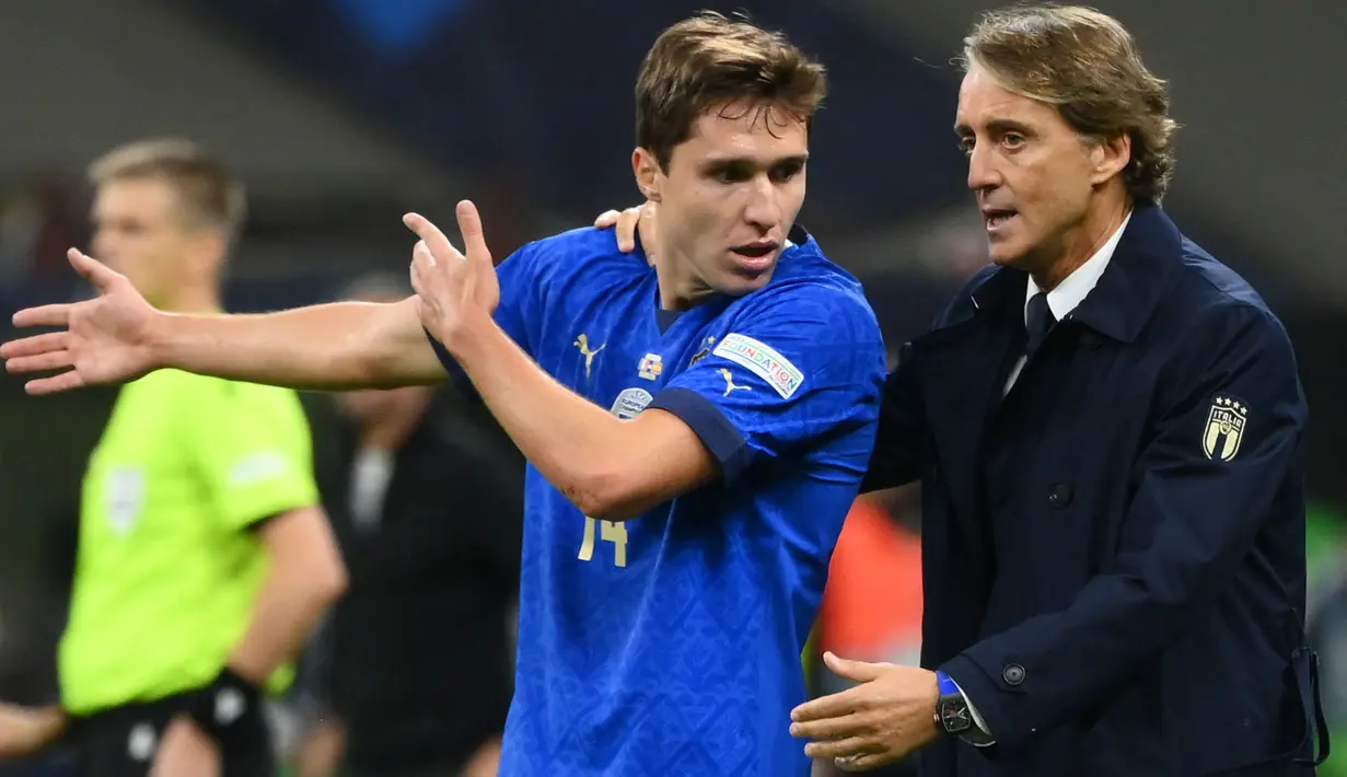 Pelatih Roberto Mancini (kiri) berusaha untuk merubah strategi dengan sepuluh pemainnya. Meskipun begitu, Gli Azzuri tetap kesusahan melakukan penyerangan. (AFP/Franck Fife)
