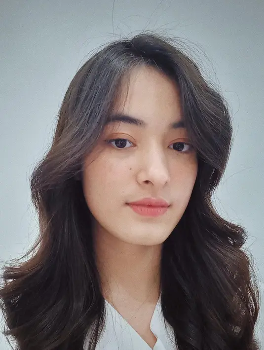 Potret selfie Mawar Eva menunjukkan wajahnya dengan riasan wajah minimalis, tapi tetap membuatnya terlihat luar biasa memesona. Foto: Instagram.