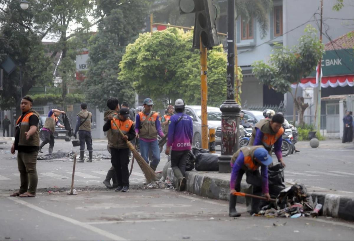Wali Kota Bandung Muhammad Farhan cek fasilitas umum rusak usai demo buruh